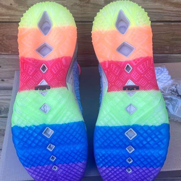 Lebron XVIII University Blue/Metallic Gold Men’s Size 10 Women’s Size 11.5 - Picture 8 of 13